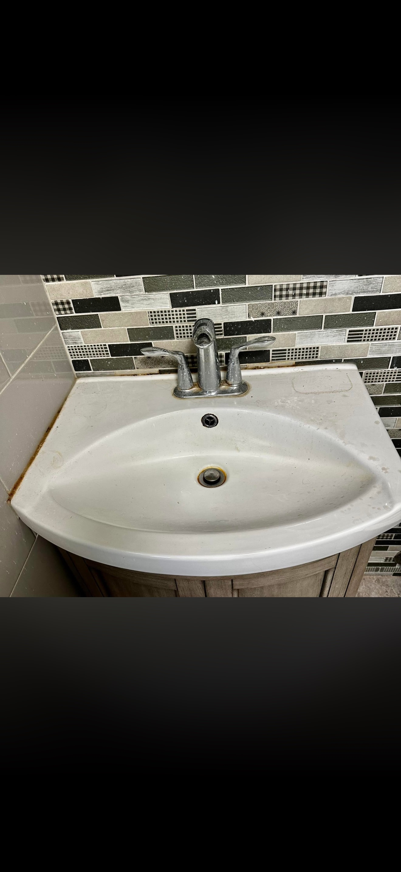 Bathroom Before - Dirty sink